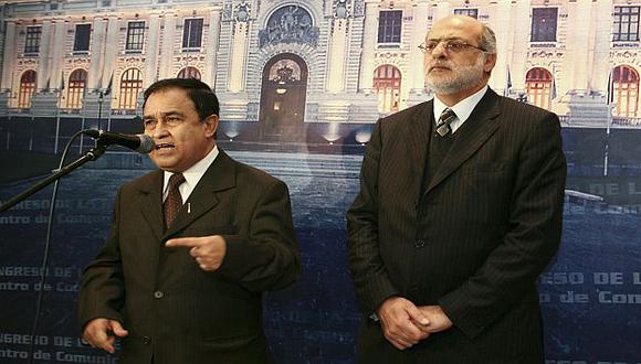 Fredy Otárola y Daniel Abugattás durante una conferencia en el Congreso. (USI)