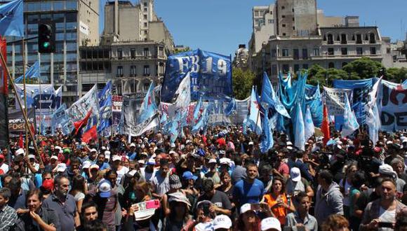 Miles de trabajadores se manifiestan este miércoles en Buenos Aires (Argentina), "frustrados por la falta de respuesta del Gobierno". (Foto: EFE)