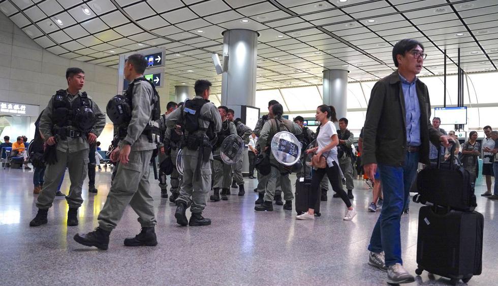 Despliegue policial frustra protesta en el aeropuerto de Hong Kong. (Foto: AP)