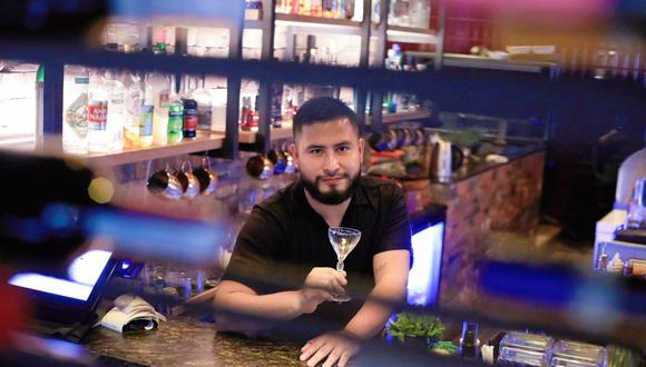 Luis Alza, bartender: “La vida hay que verla como un coctel, siempre con alegría”