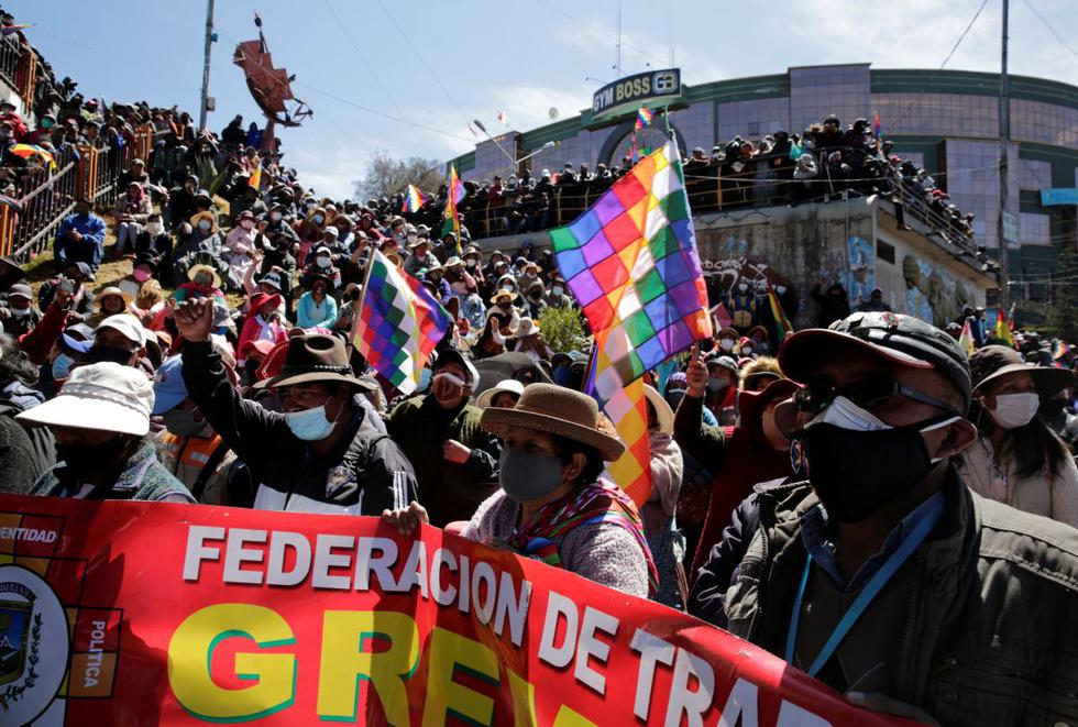 Los vendedores ambulantes asisten a un mitin en un punto de bloqueo exigiendo la renuncia de la presidenta de Bolivia, Jeanine Anez. (REUTERS/David Mercado).