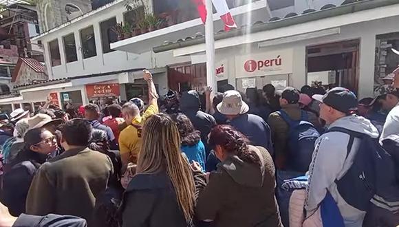 MOLESTOS. Peruanos y extranjeros reclaman más entradas. (Foto: CAPTURA DE VIDEO)