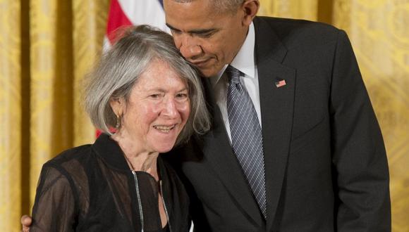 El expresidente de Estados Unidos, Barack Obama, entrega a la poeta Louise Glück la Medalla Nacional de Humanidades en 2015. (Archivo / SAUL LOEB / AFP)