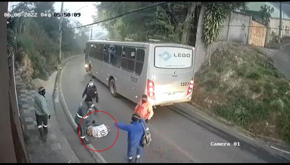 Del bus se bajó un grupo de hombres y le dio una paliza al ladrón. (Foto: Captura de video)