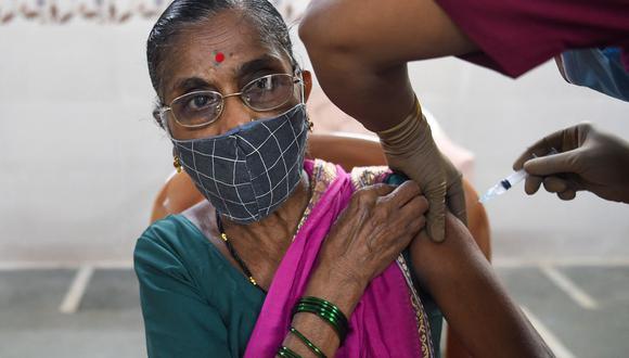 Una mujer recibe la vacuna de Covishield, contra el coronavirus Covid-19 en Mumbai, India, el 29 de junio de 2021. (Foto de Punit PARANJPE / AFP).