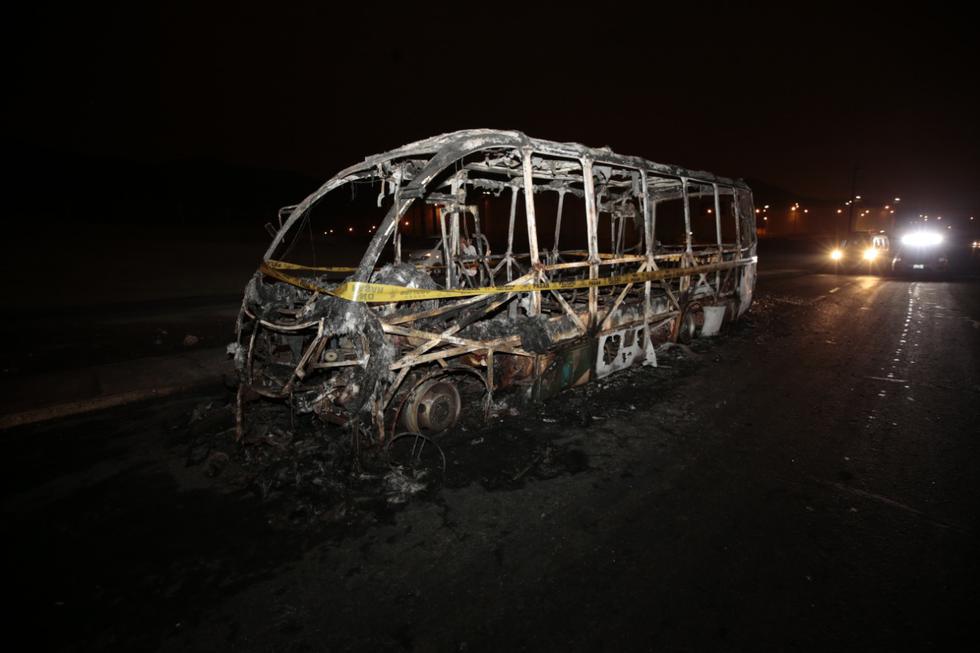 Una coaster de la empresa HRE Expres se incendió esta madrugada en Ventanilla. (Foto: Kelvin García/GEC)