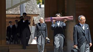 Antes de su abdicación, el emperador Akihito visita la tumba de su padre