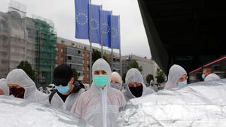 Las vacunas llegan a una Unión Europea semiconfinada y miedosa ante nueva cepa del virus 