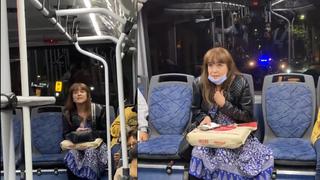 Argentina: subió al bus sin mascarilla, los pasajeros exigen se la ponga y la policía la intervino [VIDEO]