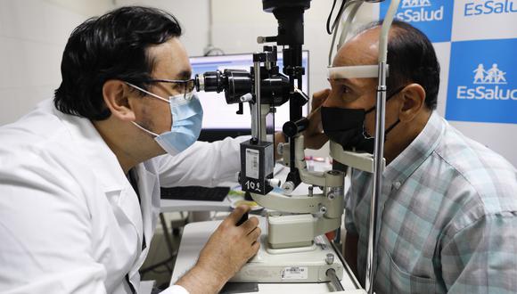 Toda persona mayor de 40 años debe pasar por un despistaje de glaucoma, el cual consiste en un examen de campo visual. (Foto: Essalud)