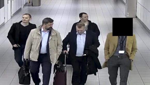Cuatro oficiales rusos de la Dirección General del Estado Mayor de las Fuerzas Armadas de la Federación Rusa, GRU, son acompañados a su vuelo después de ser expulsados de los Países Bajos. (AP)