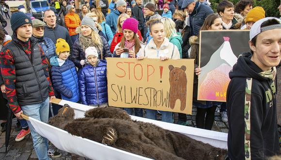 Una fiesta de Año Nuevo cambia de lugar para no perturbar hibernación de osos. (AFP)