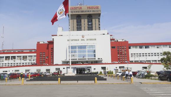 Los generales Luis Flores Solís (en actividad) y el general Roger Arista (en retiro) renunciaron a sus cargos de director de Inteligencia del Mininter, señala el columnista.