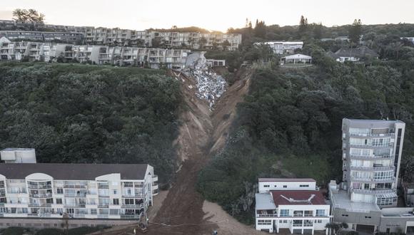 Esta vista aérea muestra la destrucción en la playa de Umdloti al norte de Durban, el 14 de abril de 2022. (Foto de MARCO LONGARI / AFP)