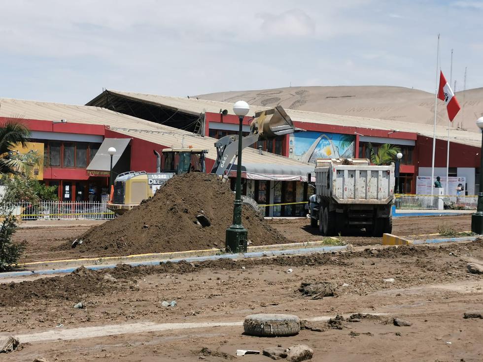 Montículos de lodo son removidos por maquinarias. (Foto: Municipalidad Provincial de Tacna)
