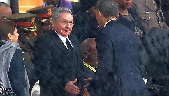 Barack Obama y Raúl Castro protagonizaron la estampa más saltante del funeral de Nelson Mandela. (AP)