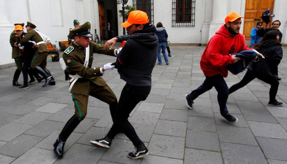 Chile: Estudiantes vulneran seguridad e irrumpen en palacio presidencial. (AP)