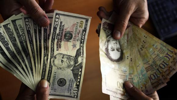 Los bolívares probablemente servirían como base para fabricar dólares falsos. (Foto: AFP)