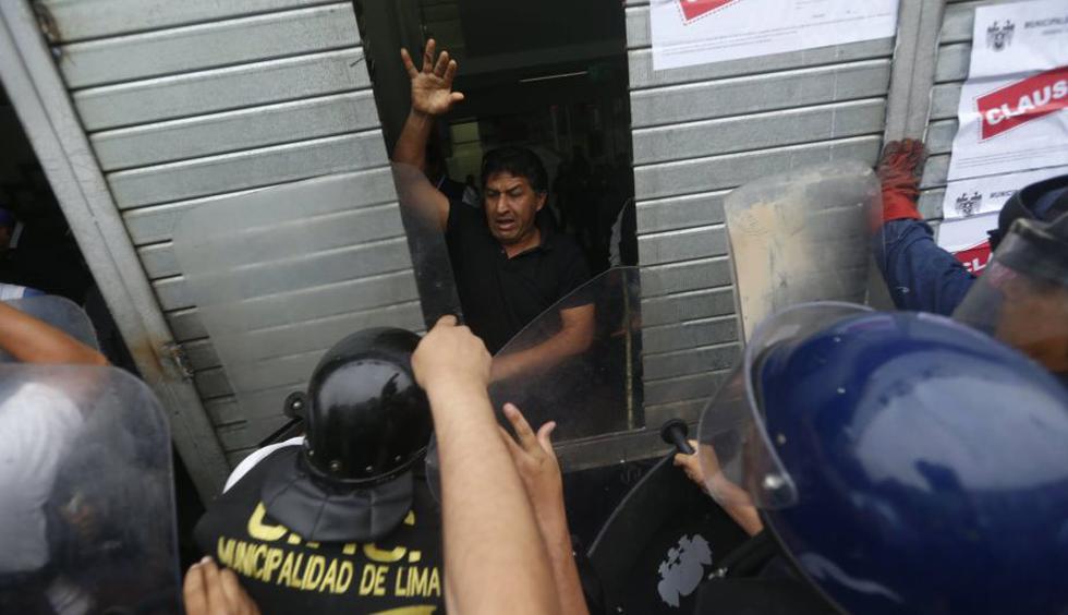 Comerciantes se enfrentan a serenos durante clausura de galería. (Mario Zapata/Perú21)