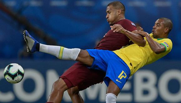 Fernandinho sufre de una lesión en el ligamento de la rodilla derecha. (Foto: AFP)