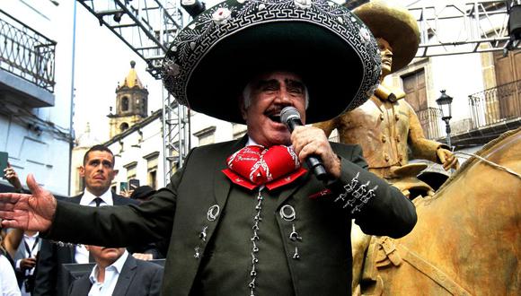 Vicente Fernández fue hospitalizado en México por lesión en las cervicales. (Foto: AFP)