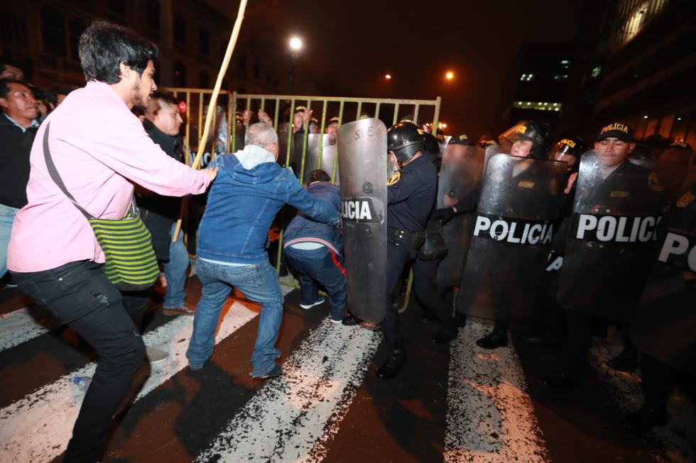 La Policía intervino y dispersó a los manifestantes. (Foto: Lino Chipana/GEC)