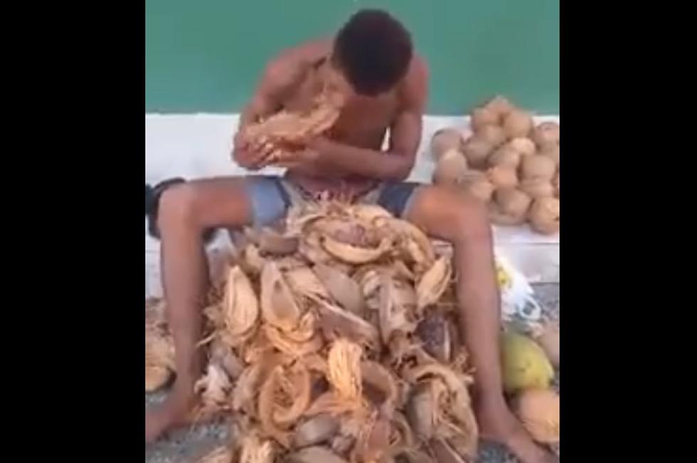 En plena calle de Filipinas, un hombre pela cocos empleando únicamente la fuerza de sus dientes. Escena se ha viralizado en Facebook.