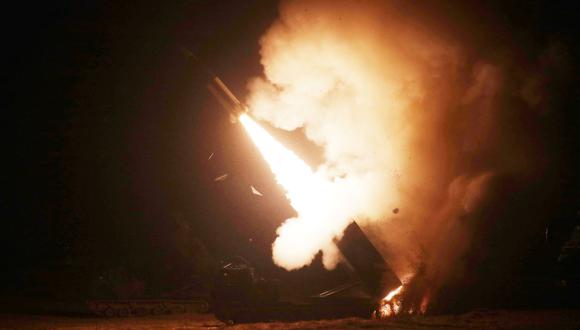 El Sistema de Misiles Tácticos del Ejército (ATACMS) disparando un misil desde un lugar no revelado en la costa este de Corea del Sur durante un ejercicio conjunto de fuego real entre Corea del Sur y EE. UU. destinado a contrarrestar la prueba de misiles de Corea del Norte. (Foto de Handout / Ministerio de Defensa de Corea del Sur / AFP)