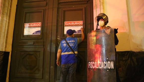 Agentes de Fiscalización y efectivos de la comisaría de Alfonso Ugarte acudieron al local La Casona, que atendía pese a haber sido clausurado.