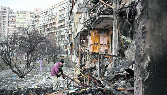 DESASTRE. Un misil ruso cae en una residencial de Kiev (FOTO AFP)