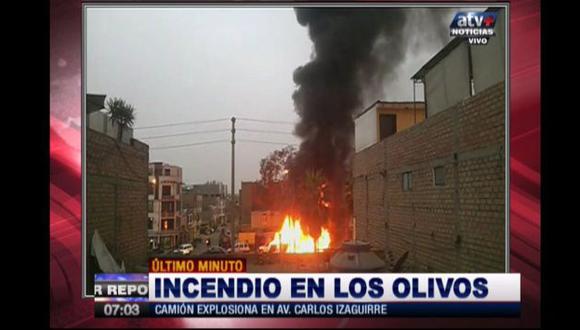 Los Olivos: Grúa se incendió en Avenida Carlos Izaguirre. (ATV/Captura)