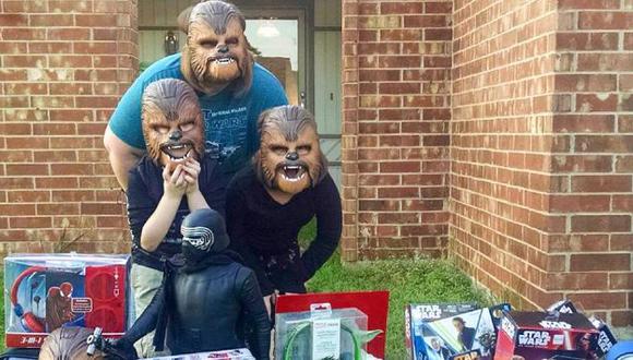‘Mamá Chewbacca’ y sus hijos recibieron grandes sorpresas gracias a video viral en Facebook. (Kohl's)