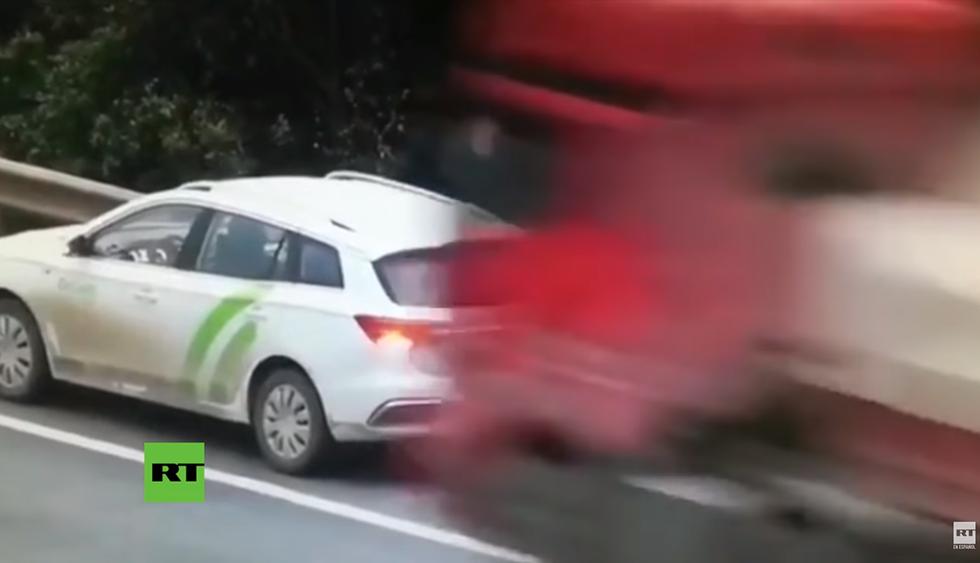 Salió de su auto  para pedir ayuda en una carretera y se salvó por centímetros de ser arrollado por un camión. (YouTube / RT)