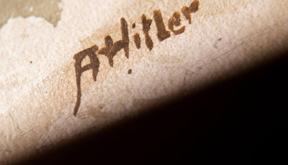 La firma "AHitler" en una acuarela titulada "Im Wald" (En el bosque) que se muestra en la casa de subastas Weidler en la ciudad sureña de Nuremberg. (Foto: AFP)