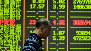 China: Bolsa de Shanghái se desplomó 8.48% y arrastró a otros mercados