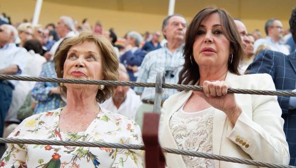 Carmen Martinez Bordiu (derecha) asistiendo al Festival de San Isidro en la plaza de toros de Las Ventas en Madrid junto a su madre, Carmen Franco, hija del dictador español Francisco Franco. (Foto: AFP)