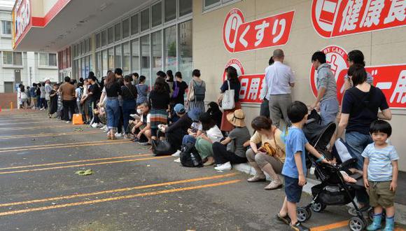 Los residentes hacen cola para ingresar a un supermercado en Sapporo, prefectura de Hokkaido, el 6 de septiembre de 2018, luego de un terremoto que golpeó la isla japonesa. (Foto: AFP)