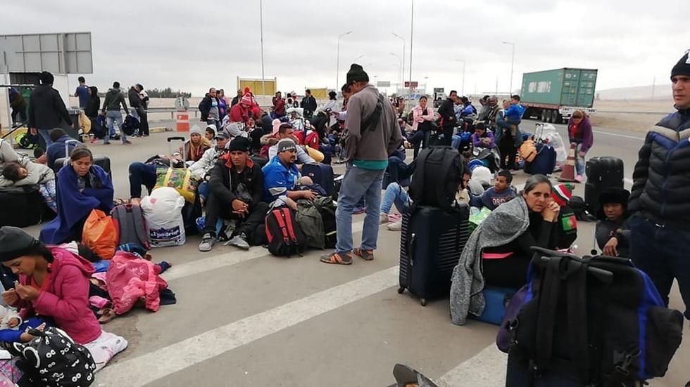 Cientos de venezolanos bloquearon el último sábado la carretera que conecta Tacna y Arica. (Foto: Ricardo Mamani)