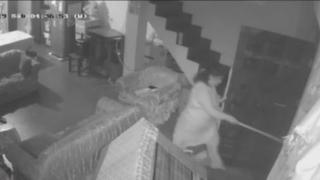 Mujer enfrentó a dos ladrones con un palo de escoba y los hizo huir [VIDEO]