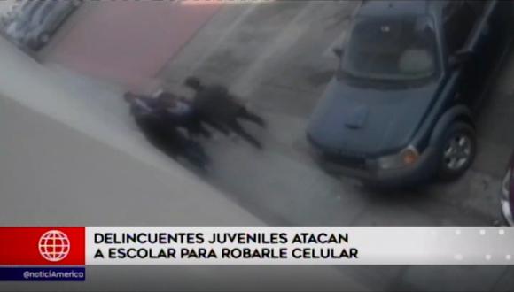 Pareja de asaltantes interceptan a escolar para robarle celular. (Foto: Captura de pantalla América Noticias)