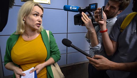 Marina Ovsyannikova, la periodista que se hizo conocida internacionalmente tras protestar contra la acción militar rusa en Ucrania, comparece ante el tribunal acusada de "desacreditar" al ejército ruso. (Foto de Alexander NEMENOV / AFP)