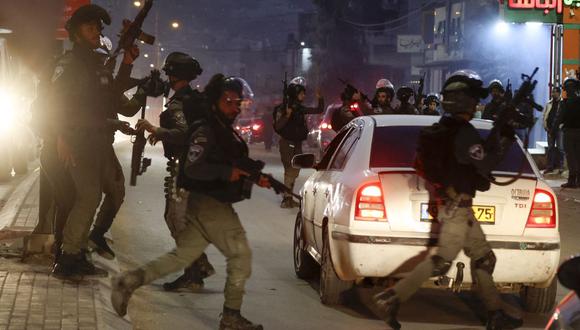 Las fuerzas de seguridad israelíes se despliegan en la ciudad ocupada de Hawara, en Cisjordania, luego de un incidente durante el cual, según informes, la policía israelí mató a tiros a un palestino, el 2 de diciembre de 2022. (Foto de JAAFAR ASHTIYEH / AFP)
