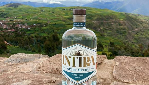 Intira, es un Andean Dry Gin, ginebra premium artesanal único en su tipo, que busca reflejar la esencia de sus orígenes.