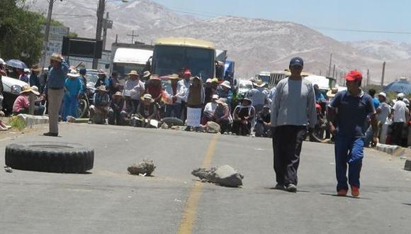 Arequipa: Pobladores bloquean Panamericana Sur para exigir obras. (USI)