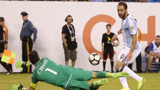 Gonzalo Higuaín sumó otro capítulo a su historial de goles fallados en finales con Argentina