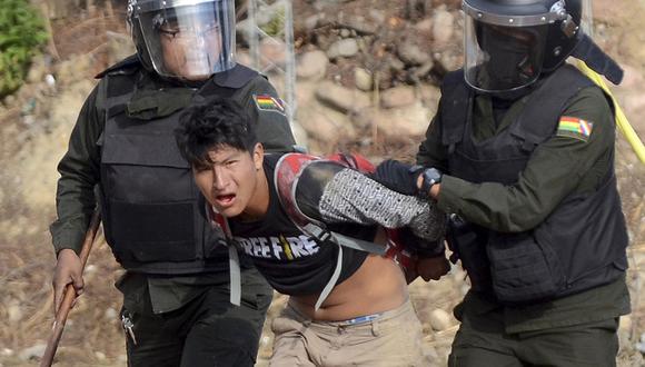 Policía antidisturbios arresta a un partidario del expresidente boliviano Evo Morales durante una protesta contra el gobierno interino en Sacaba, provincia de Chapare, Cochabamba. (Foto: AFP)