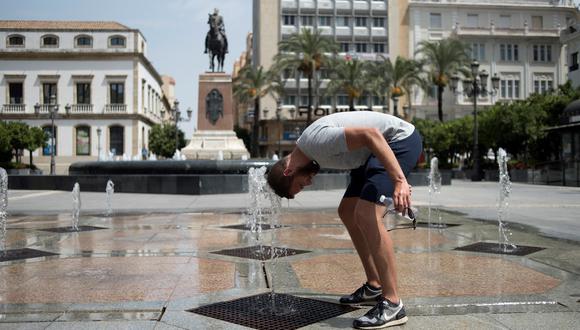 Un hombre se refresca en una fuente de agua durante una ola de calor en Córdoba el 13 de agosto de 2021.  (Foto por JORGE GUERRERO / AFP)