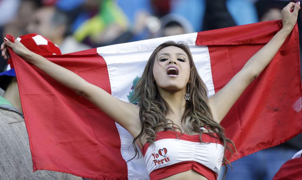 La hincha más fiel de la bicolor estuvo presente en el Perú vs. Brasil. (AP)