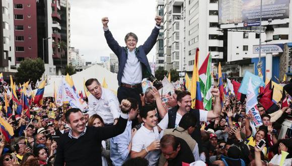 El candidato presidencial ecuatoriano de oposición, Guillermo Lasso, saluda a sus seguidores. (EFE)