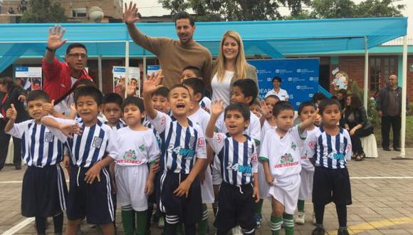 Claudio Pizarro se puso a 'pelotear' con los niños. (Aldeas Infantiles SOS Perú)